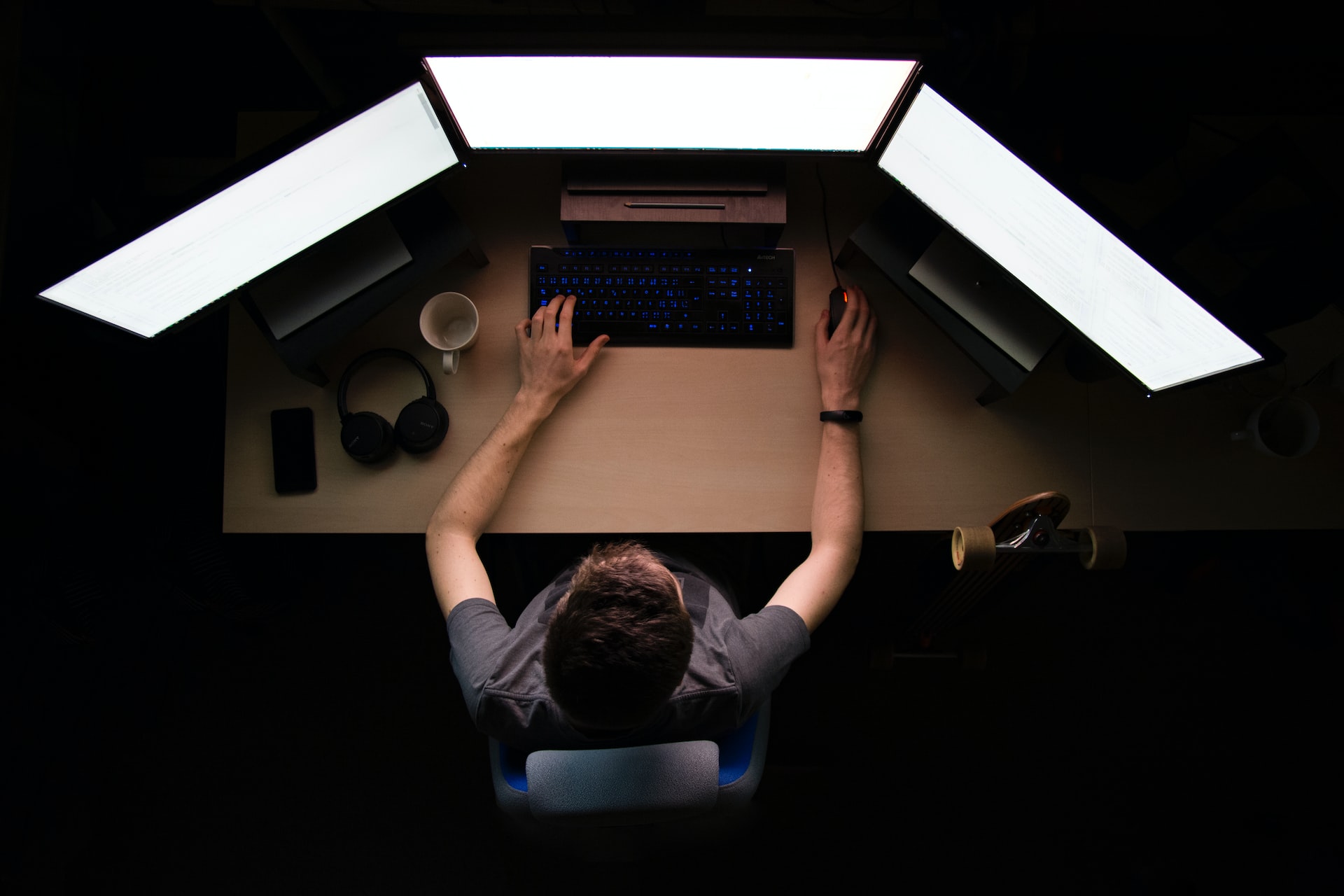 True programmer (he has 3 monitors)